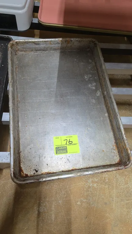 Full-size aluminum sheet pan. Features 2.5" deep sides and a wire-reinforced rim.