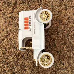 Ertl Replica Ford 1913 Model T Van