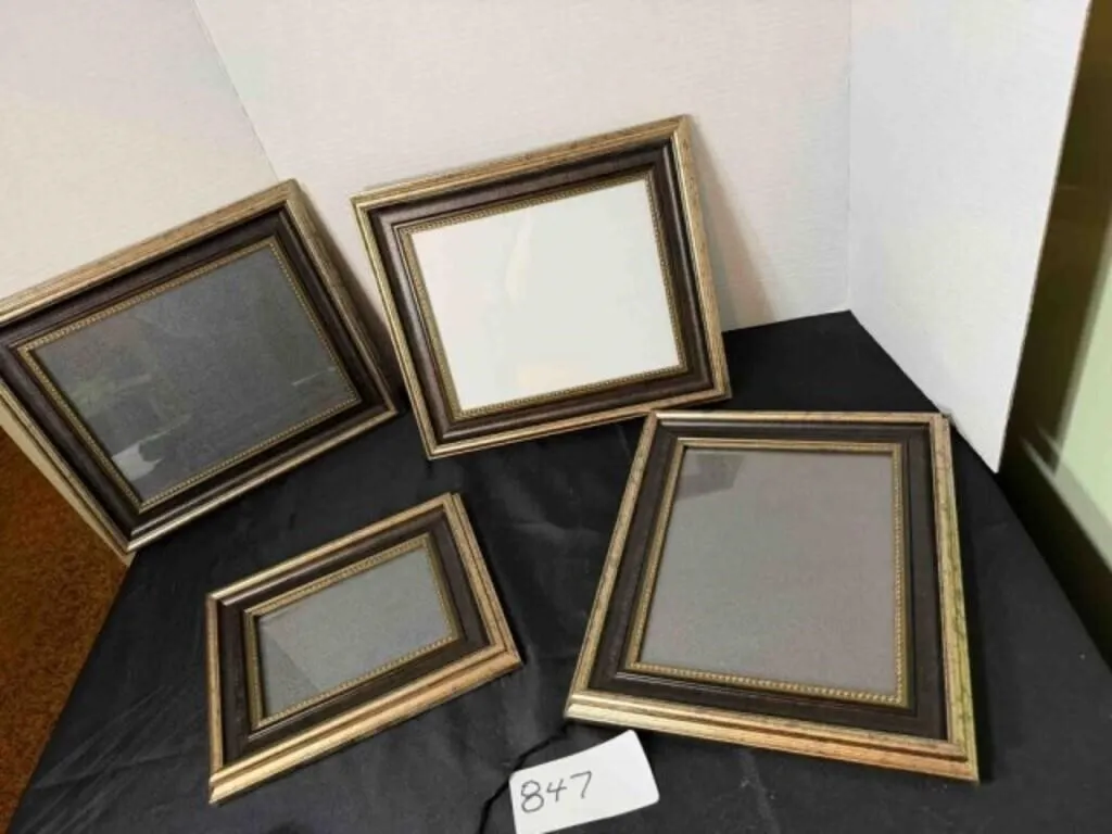 4 PICTURE FRAMES