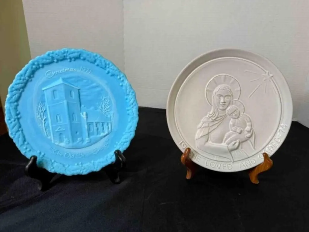 2 DECORATIVE PLATES