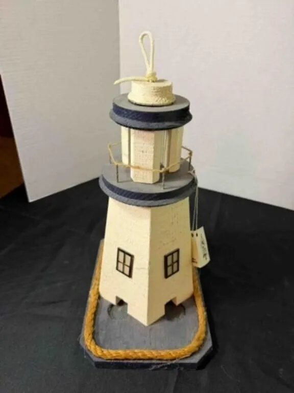 1 Wood LIGHTHOUSE BIRD FEEDER