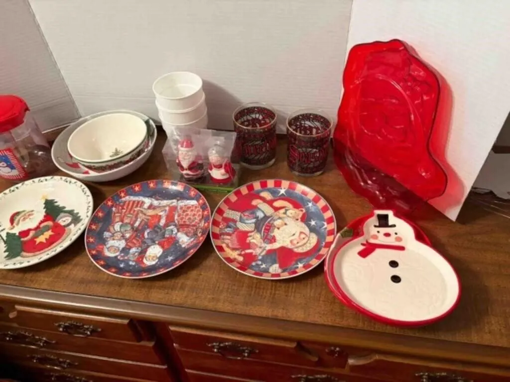 Christmas Plates and D�cor