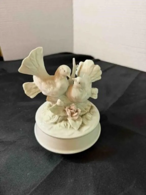 VINTAGE DOVE MUSIC BOX
