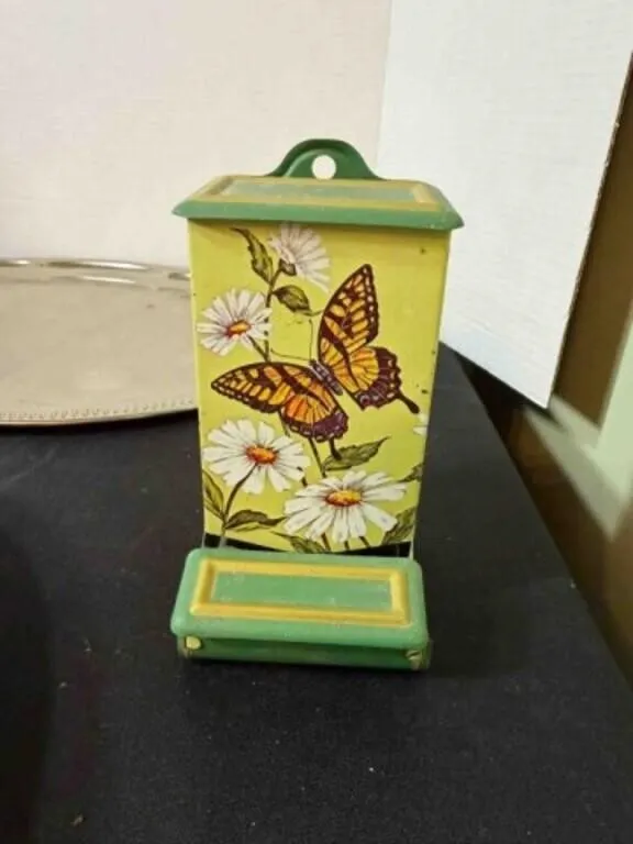 METAL WALL MOUNT MATCH HOLDER
