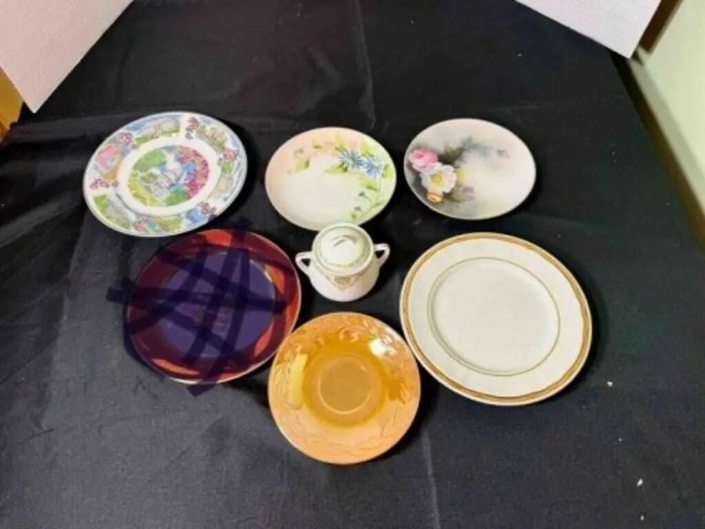 5 SMALL PLATES, 1 SUGAR SERVER