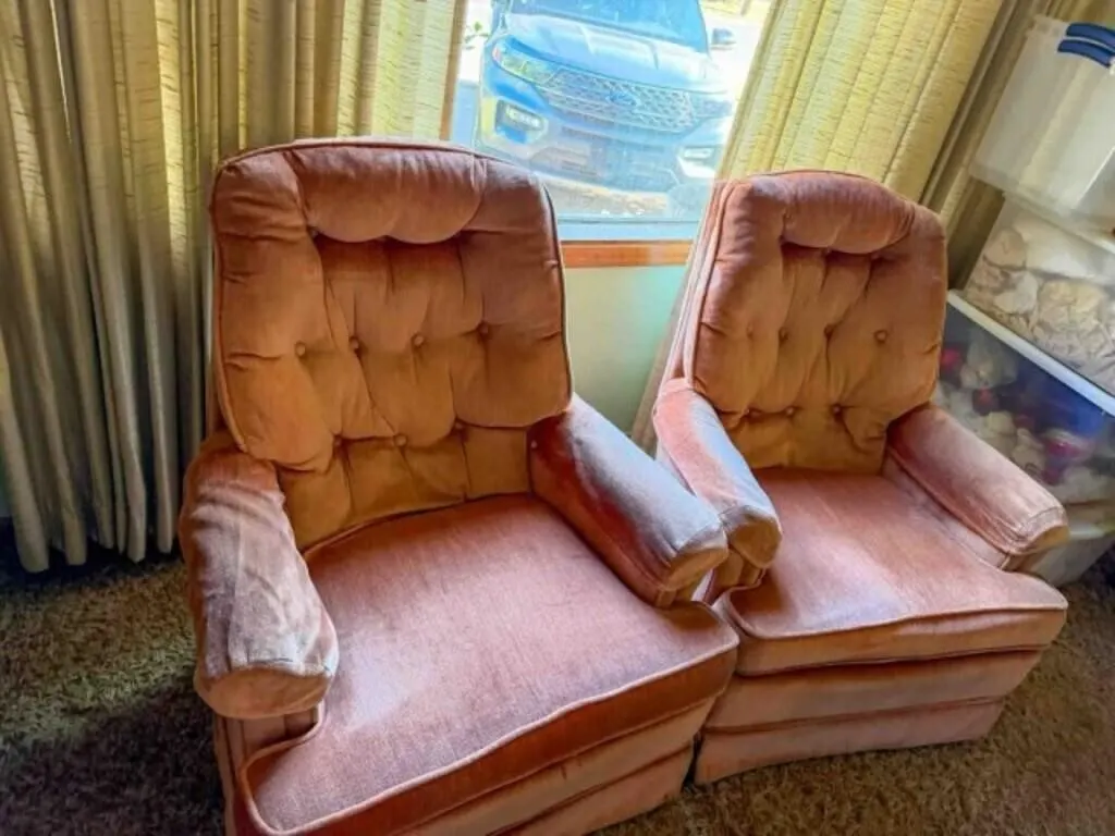 2 SWIVEL ROCKERS