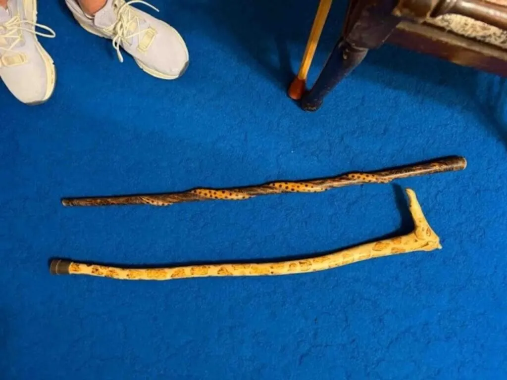 HAND SCULPTED GIRAFFE/DECO HIKING STICKS