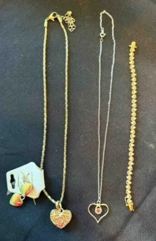 2 NECKLACES/BRACELET/EARRING
