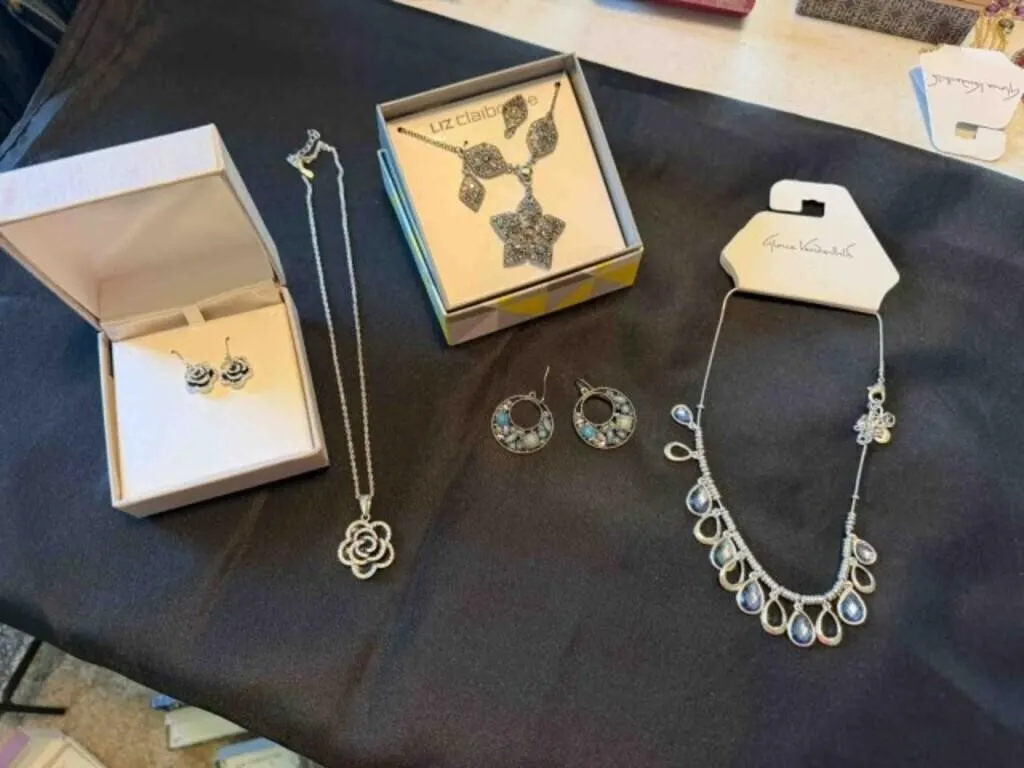 3 NECKLACES/3 EARRINGS