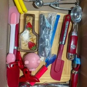 KITCHENAID UTENSILS/CUTTING BOARD