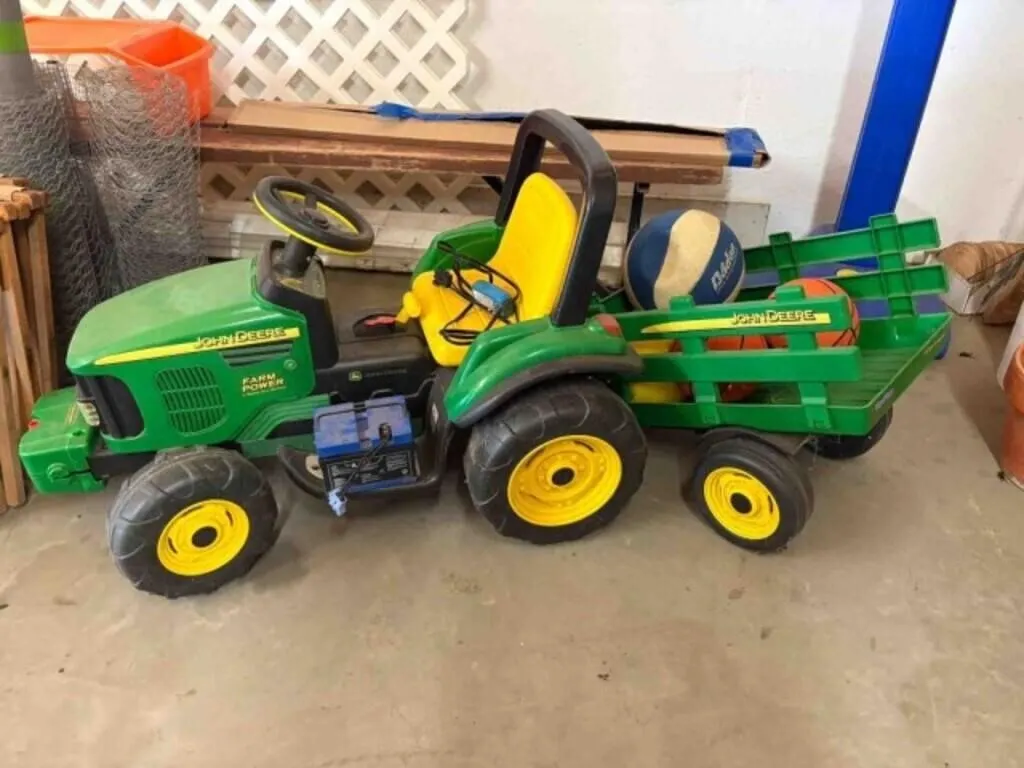 JOHN DEERE RIDING TRACTOR