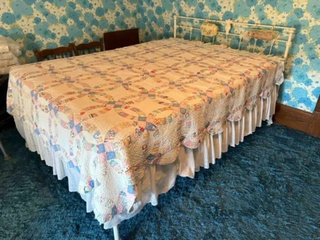 VINTAGE - FULL SIZE IRON BED