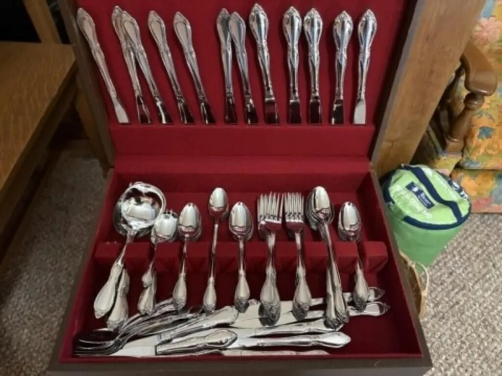 ONEIDA COMMUNITY STAINLESS SET