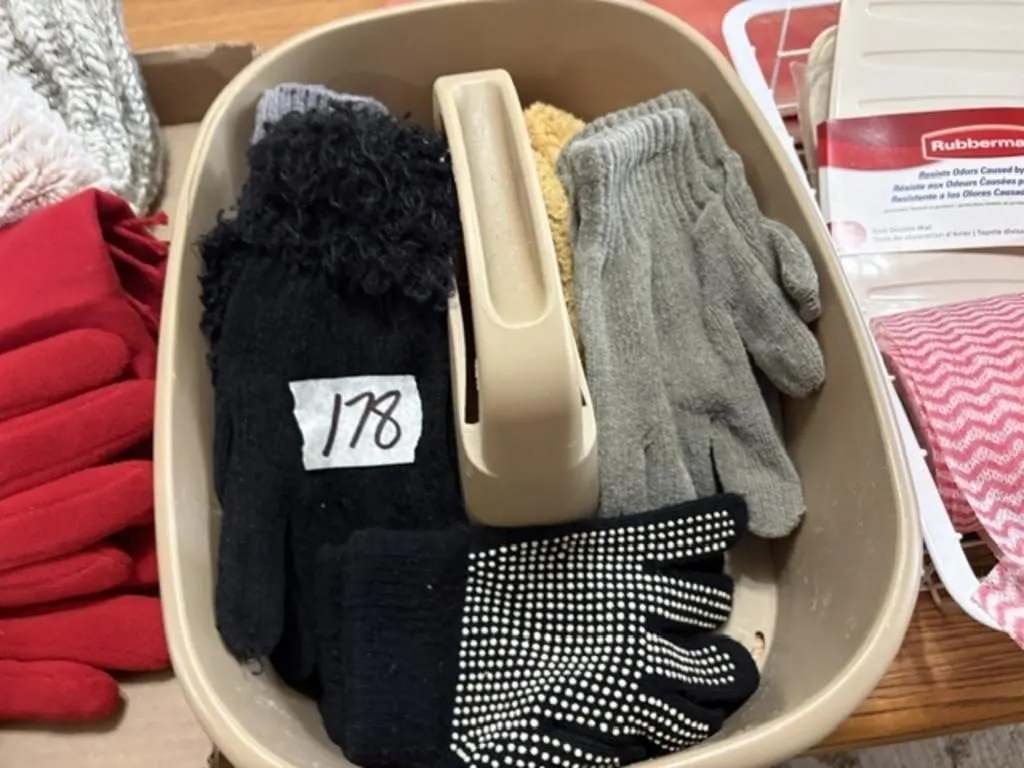 GLOVES & MITTENS