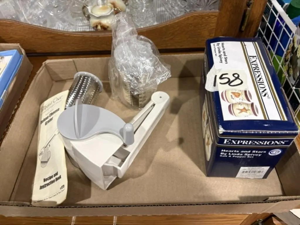 PAMPERED CHEF SHEESE GRATOR & S&P