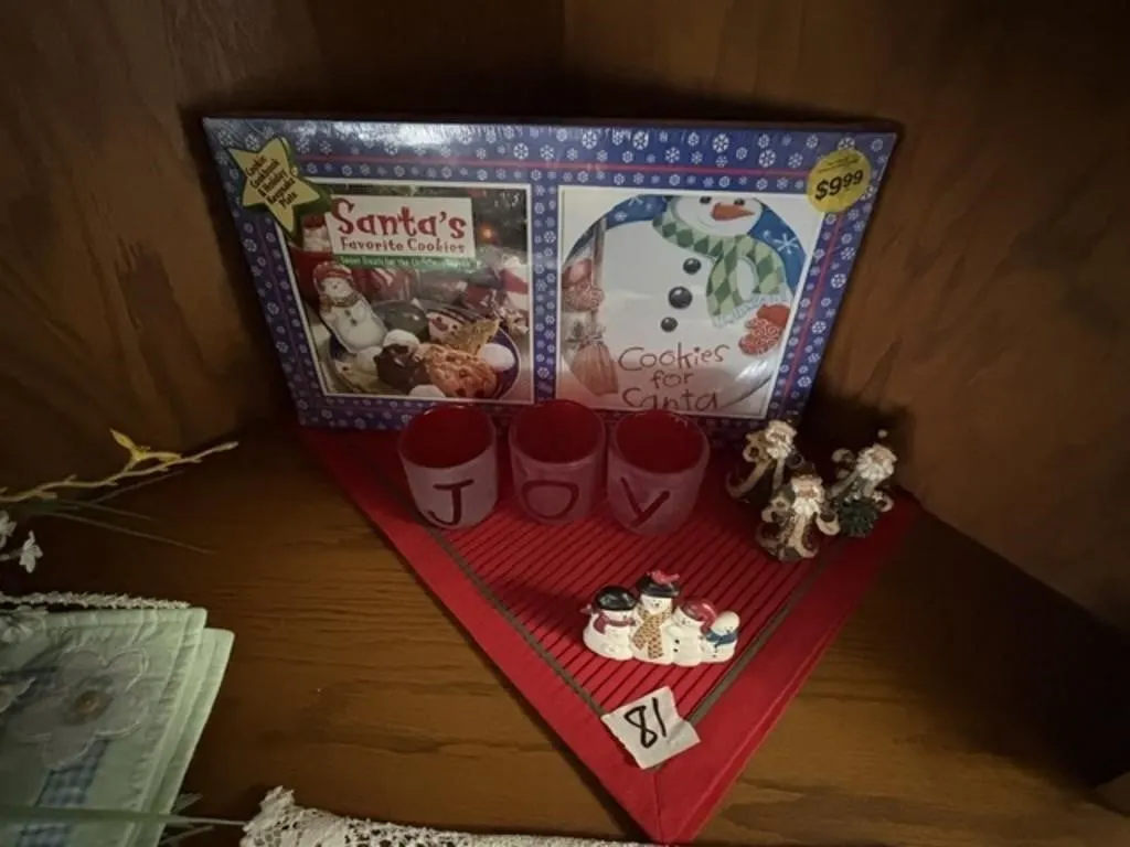 SANTAS FAVORITE COOKIES & DECORATIONS