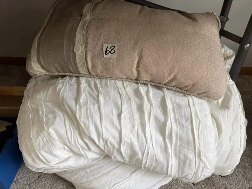 COMFORTER & PILLOW