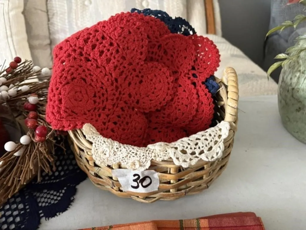 BASKET & DOILLIES