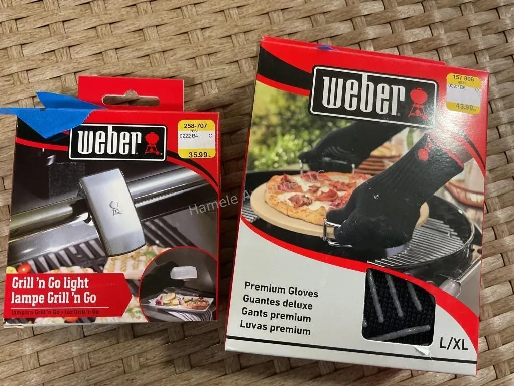 2 Weber Grilling Items - Gloves & Lamp