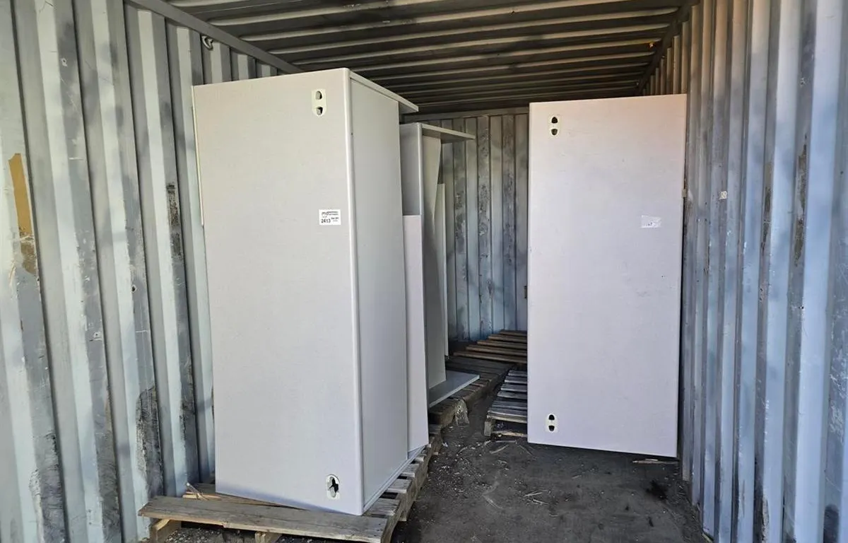 (3) Office Desks
UNRESERVED