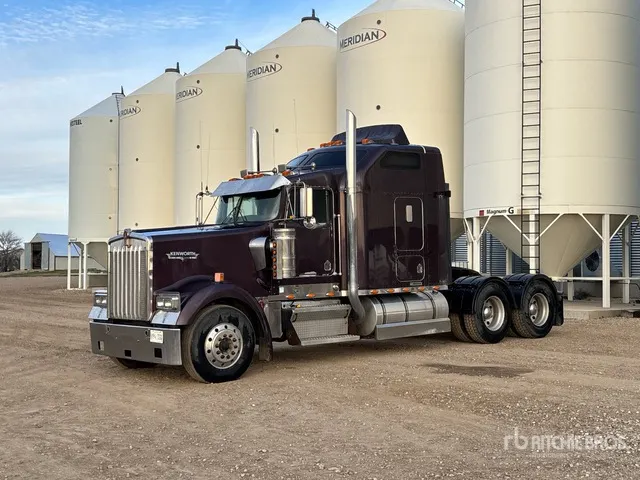 2005 Kenworth W900 T/A Sleeper Truck Tractor