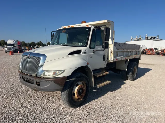 2004 International 4300 4x2 T/A Dump Truck