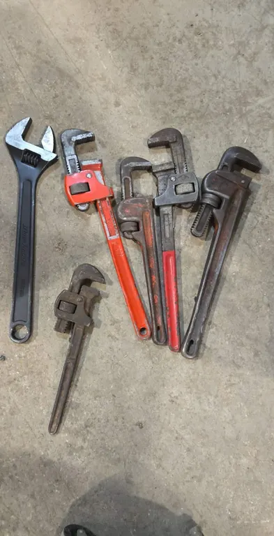 5 pipe wrench 1 adjustable wrench