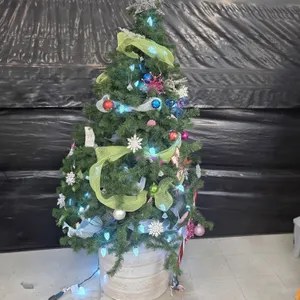 6’ Decorated Christmas Tree w/ Lights – Working