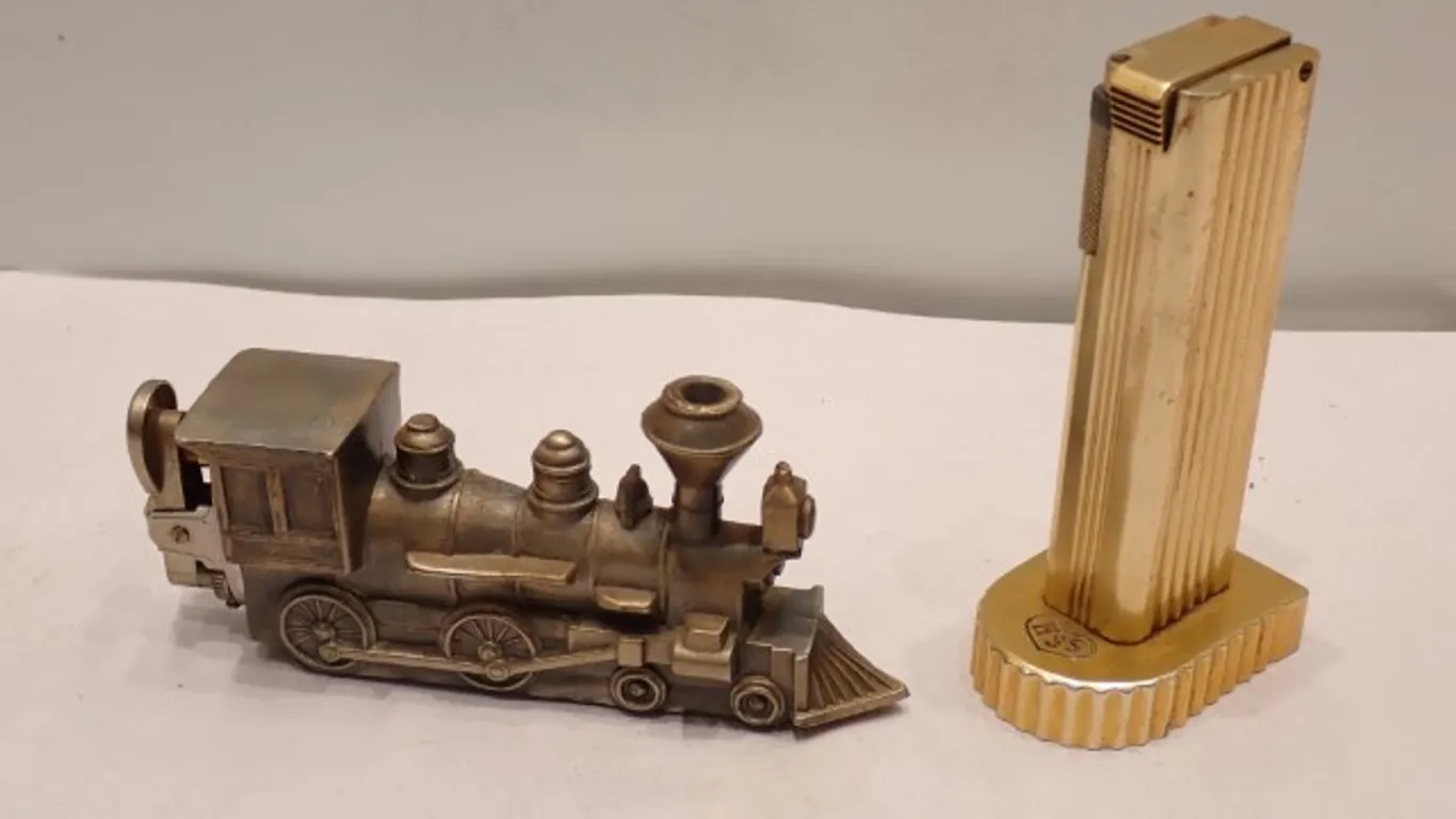 2 Vintage Table Lighters