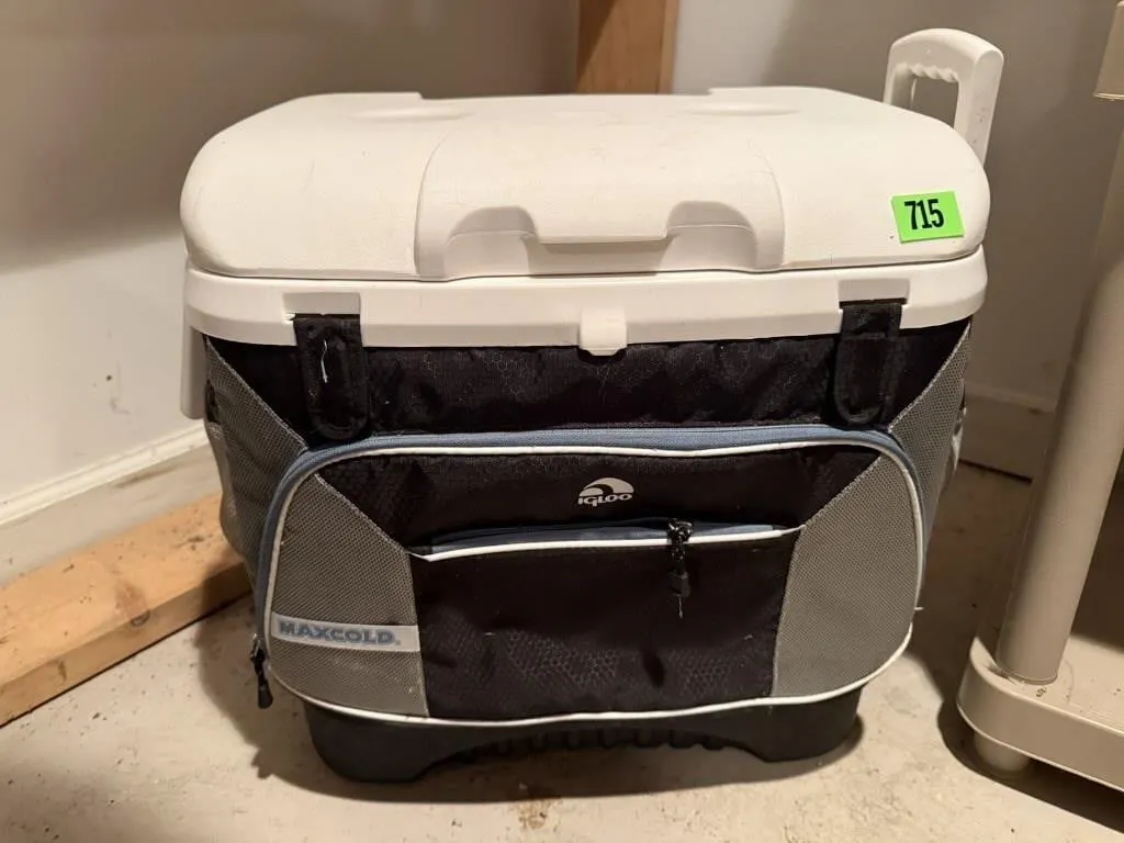 Igloo rolling cooler