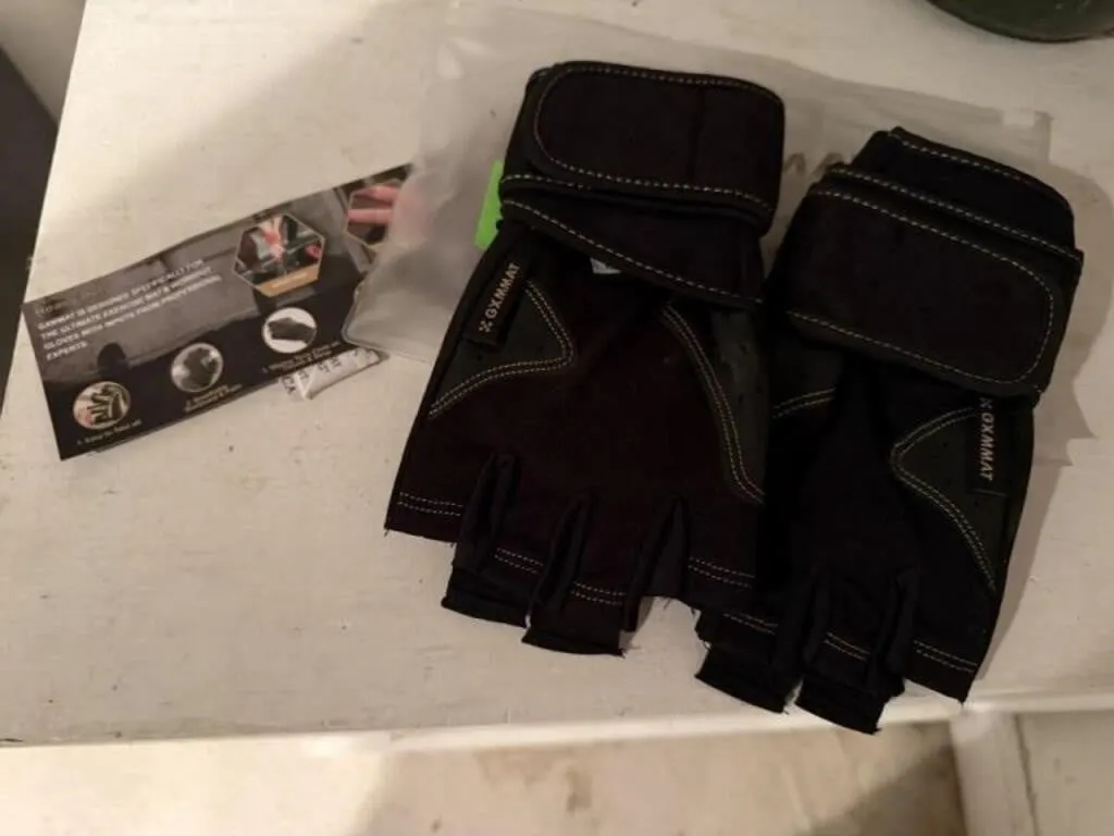 Fingerless lifting gloves