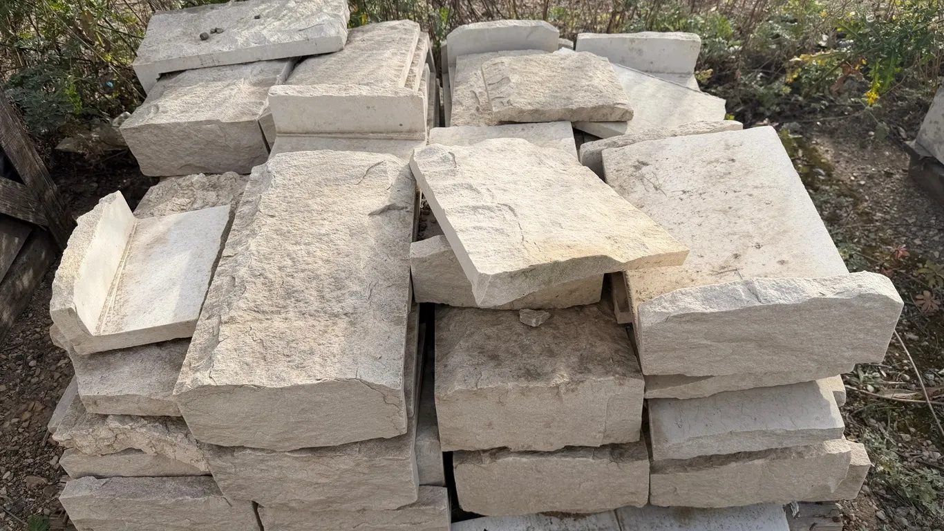 1 Pallet of Assorted Natural Stone Veneer, Wall Caps & Architectural Stone Pieces – Cream/Limestone Colour