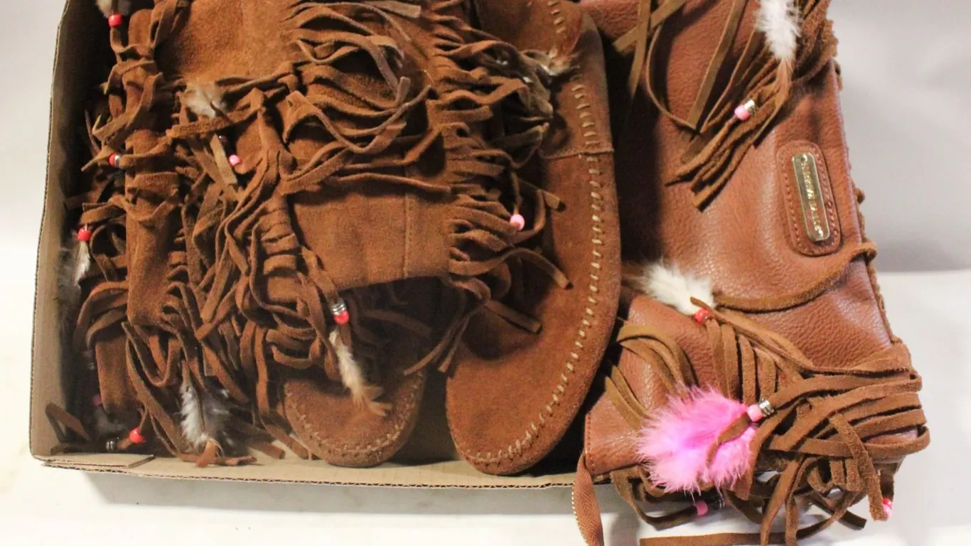 STEVE MADDEN PURSE + SZ 10 BOOTS