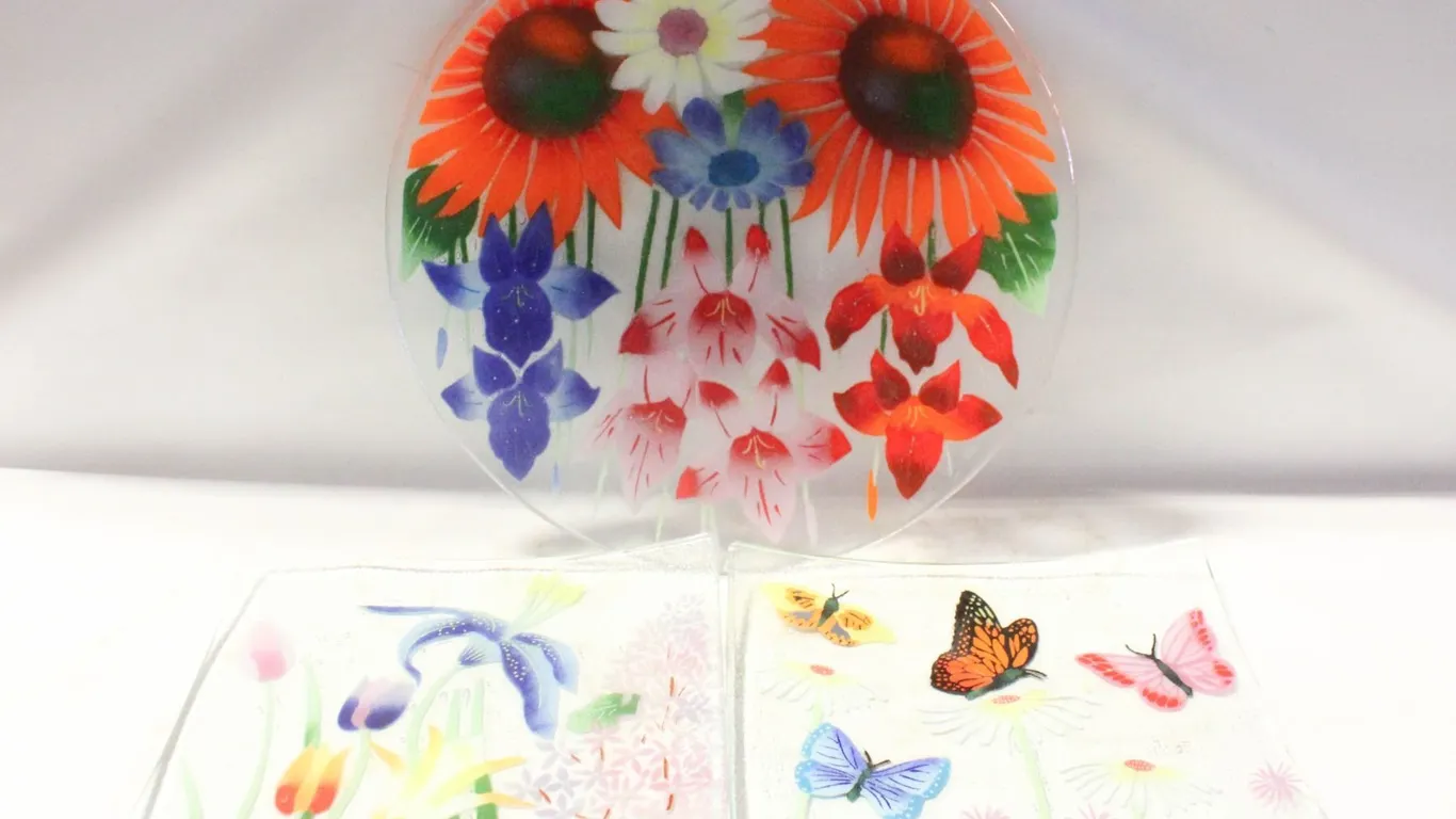 3 MCGRATH FUSED GLASS DISHES WITH FLOWERS.