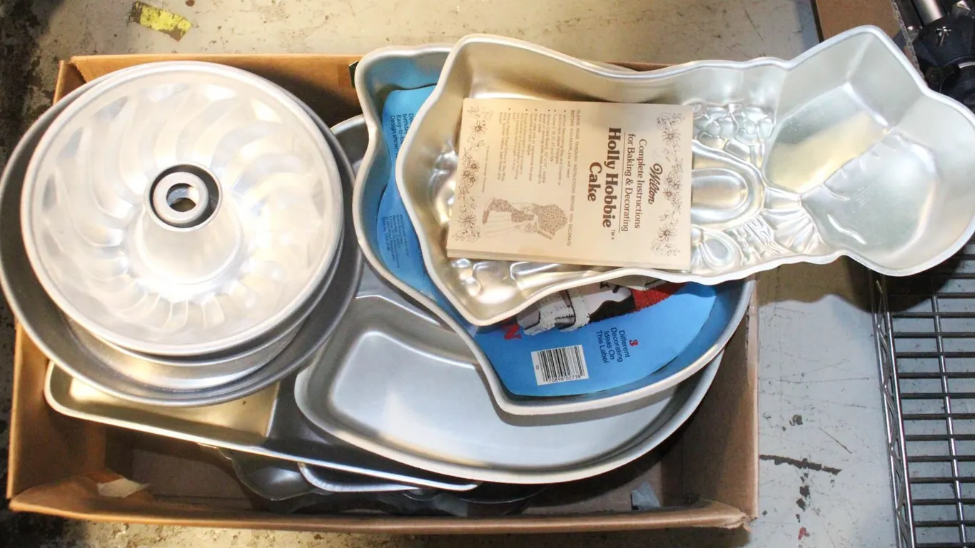 LARGE LOT OF VINTAGE ASSORTED CAKE PANS -