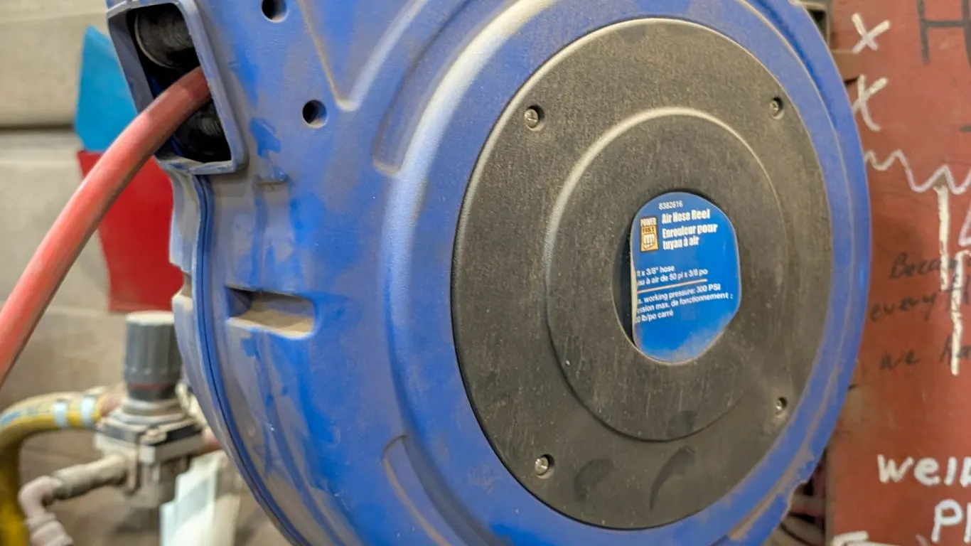 WALL MOUNTED AIR HOSE REEL