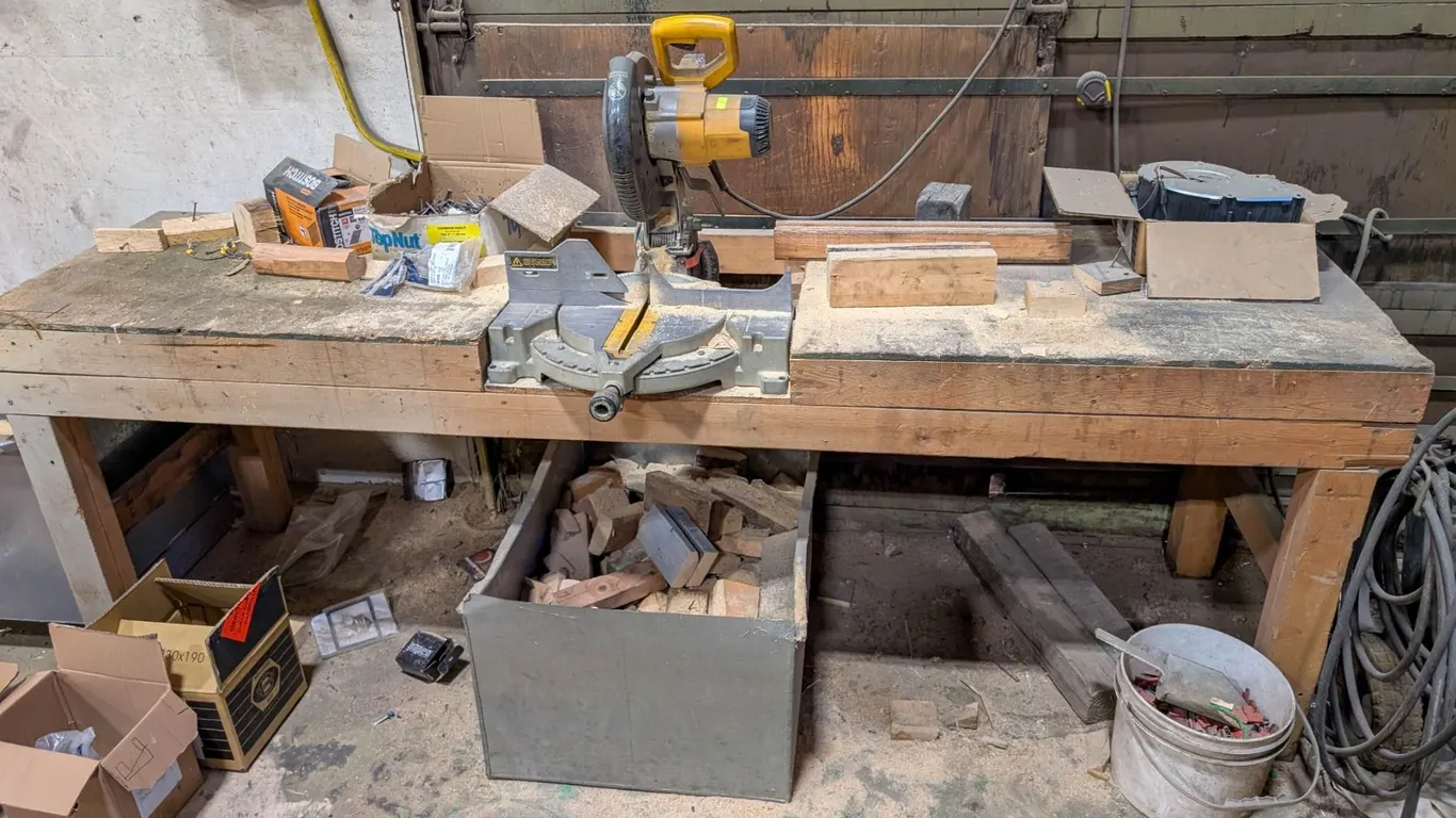 DEWALT DW703 10" COMPOUND MITRE SAW W/ CUSTOM