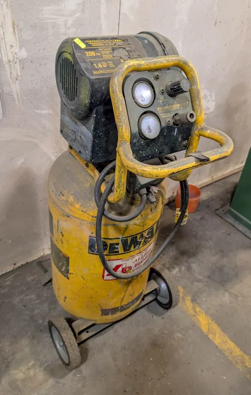DEWALT D55168-CA 15 GALLON 200PSI AIR COMPRESSOR