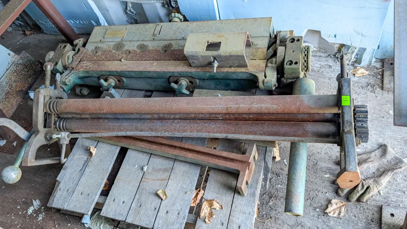 SMALL PALLET W/ 36" SLIP ROLLER & TIN KNOCKER 30