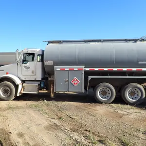 1998 Kenworth T800B T/A Fuel Truck. VIN 1NKDL20X3WR950986. NOTE: REGISTERED IN BC.