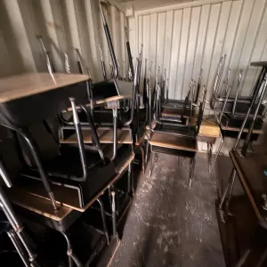 (Approx. 20) Student Desks