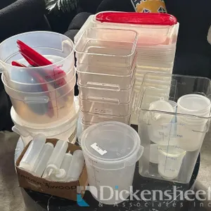 LOT OF PLASTIC CONTAINERS / PLASTICWARES