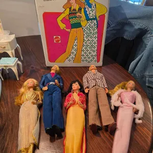 VINTAGE BARBIE FASHION DOLL TRUNK, (5) DOLLS