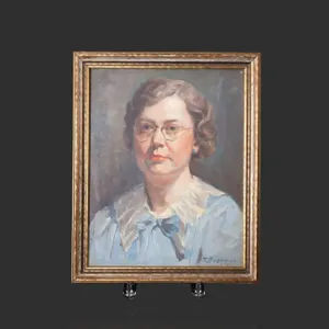 PAINTING PORTRAIT OF A WOMAN ON BOARD.