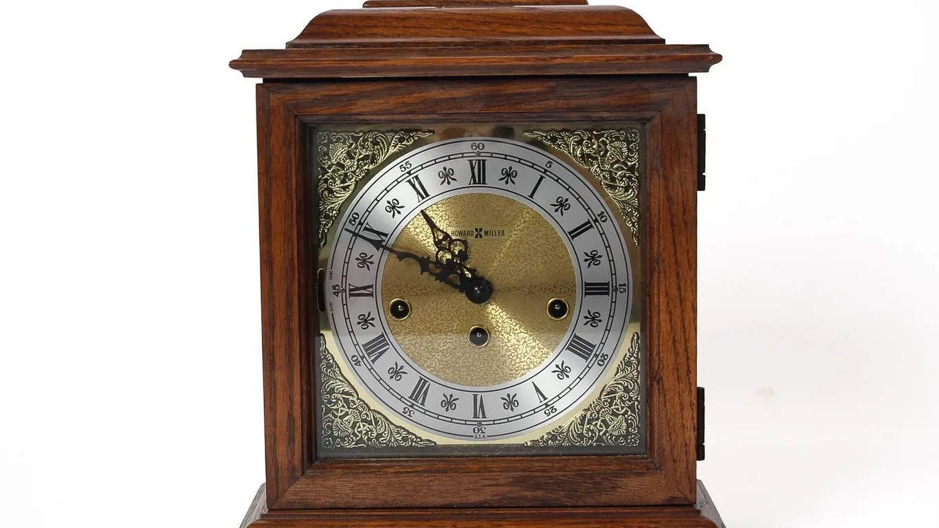 HOWARD MILLER KEY WOUND MANTEL CLOCK.