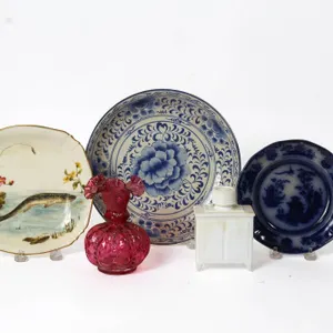 DECORATIVE GLASS, CERAMIC, AND PORCELAIN ITEMS.