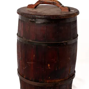 WOODEN BARREL WITH HANDLE AND LID.