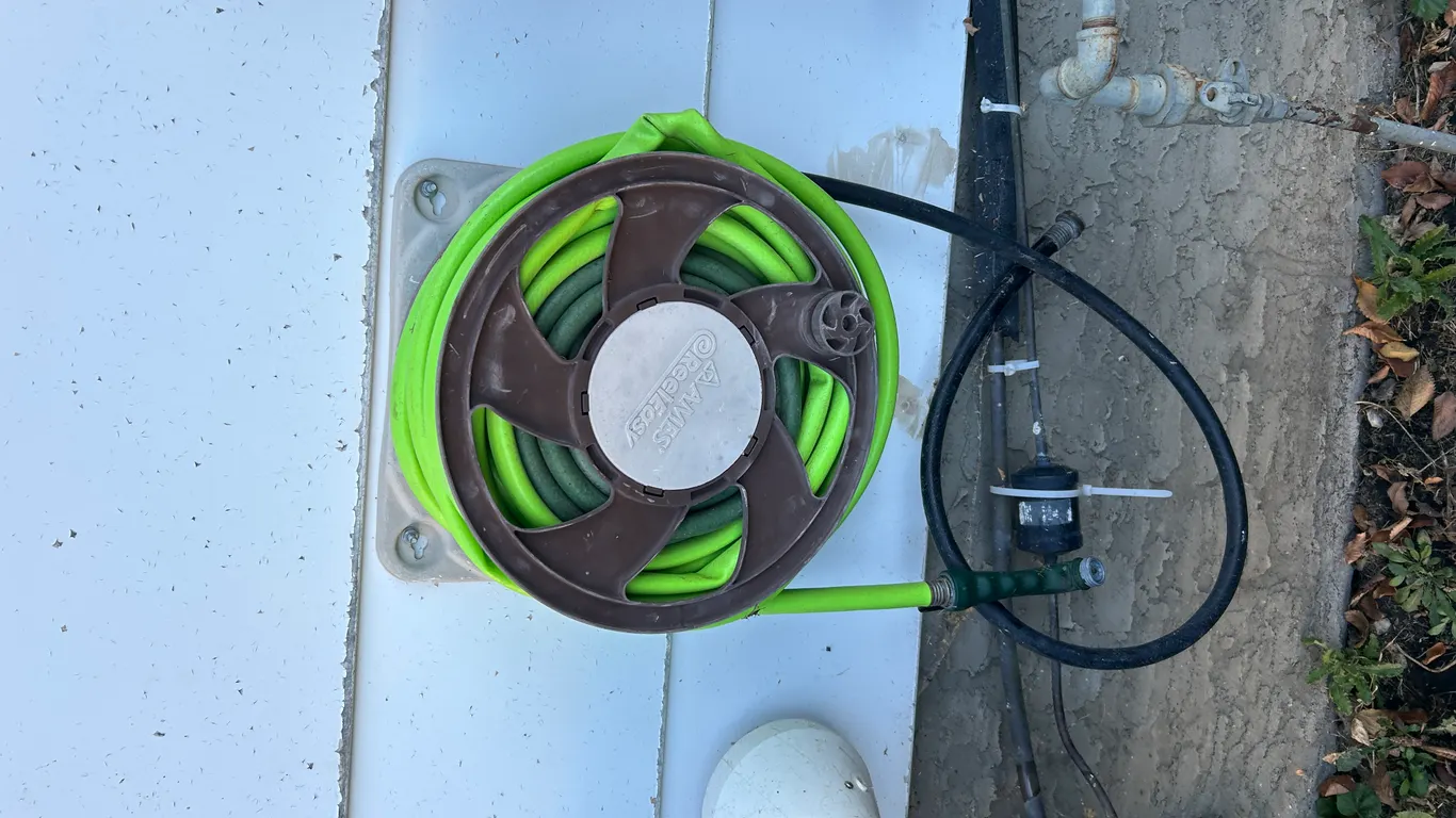 OFFSITE MELFORT: Garden Hoses, hose caddy - approx 300ft