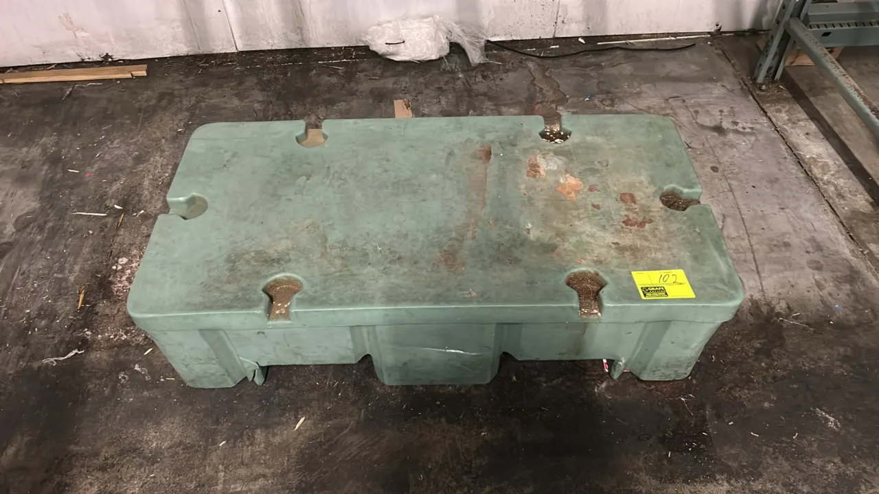 Poly dunnage rack. Features molded polyethylene construction in green. 4' x 2'. Note: Cracks present on lower base.