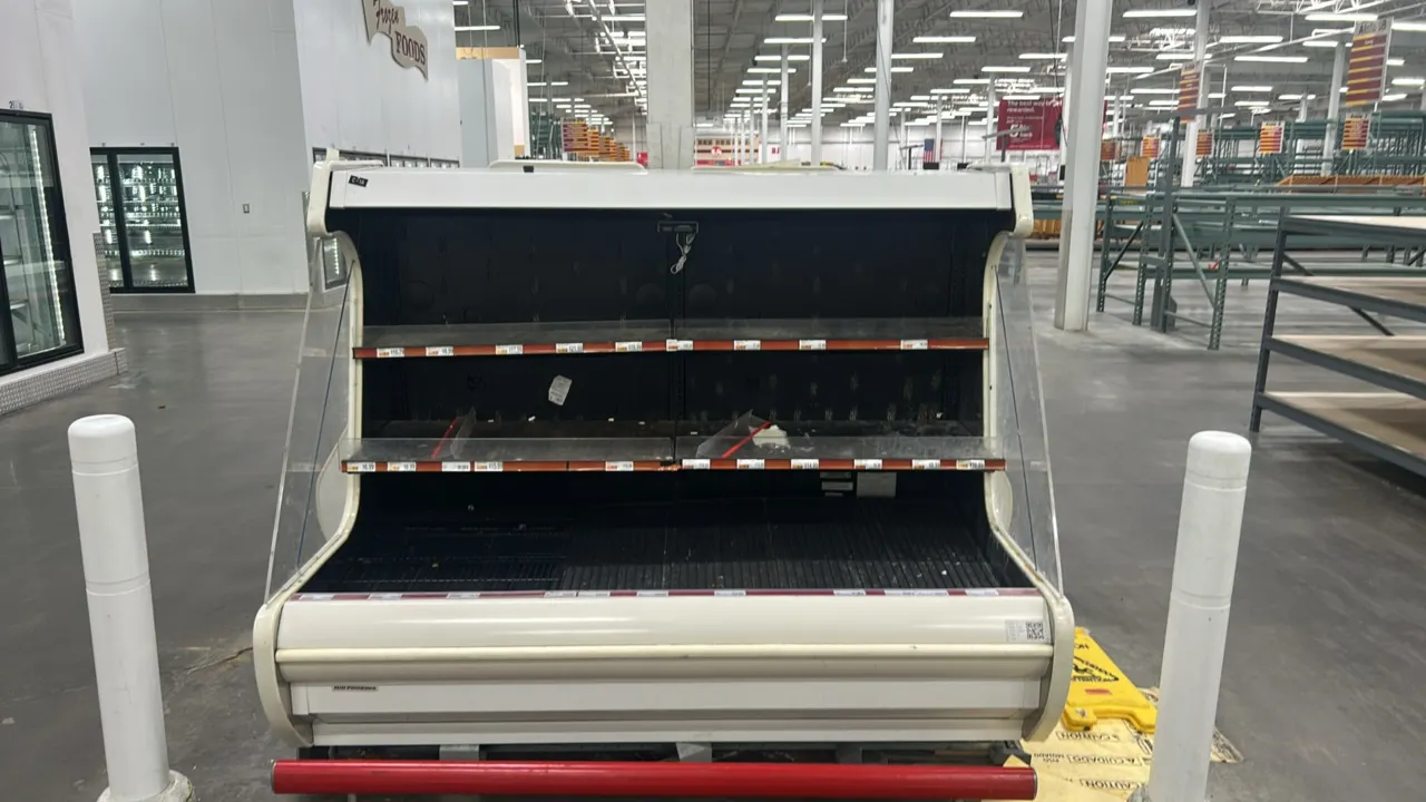 Hillphoenix O4UM6 remote open-air grab-and-go display case. Features glass end panels, two tiers of solid adjustable shelving with price tag molding,